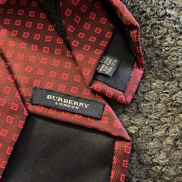 Men’s Burberry tie. Worn once - Picture 3 of 3
